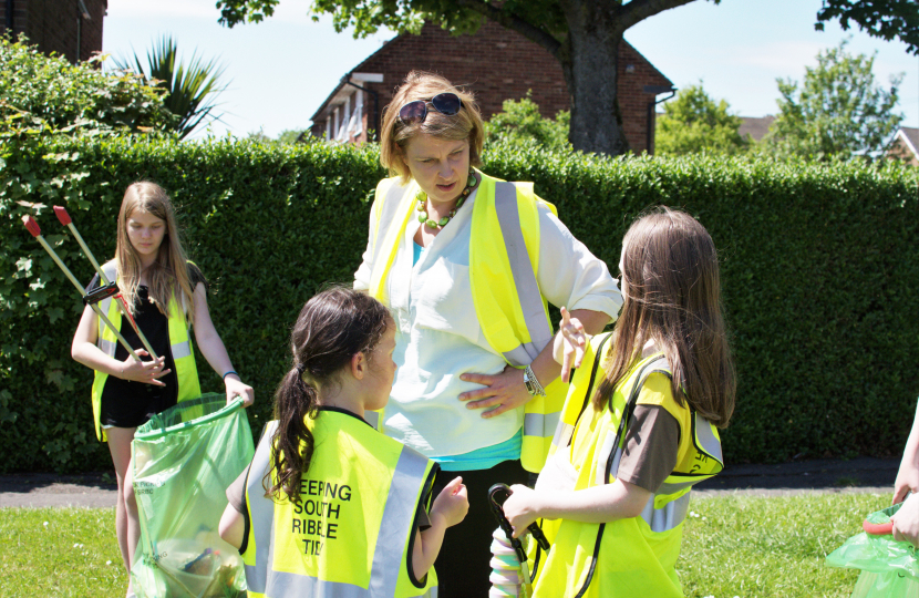 katherine fletcher MP in South Ribble litter pick